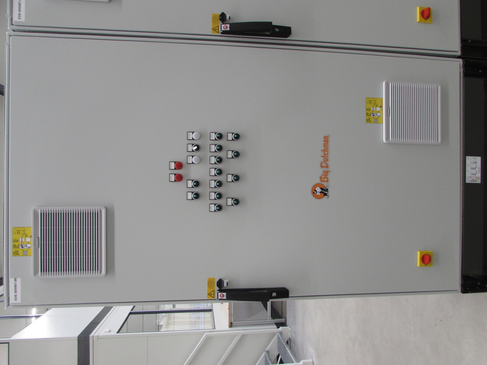 Control cabinet rearing female feeding